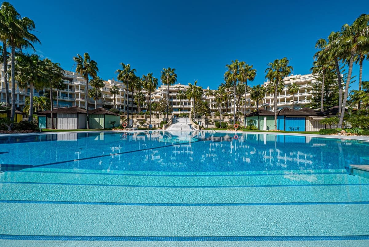 3 soveværelse Lejlighed til salg i New Golden Mile med swimmingpool garage - € 4.750.000 (Ref: 9911764)
