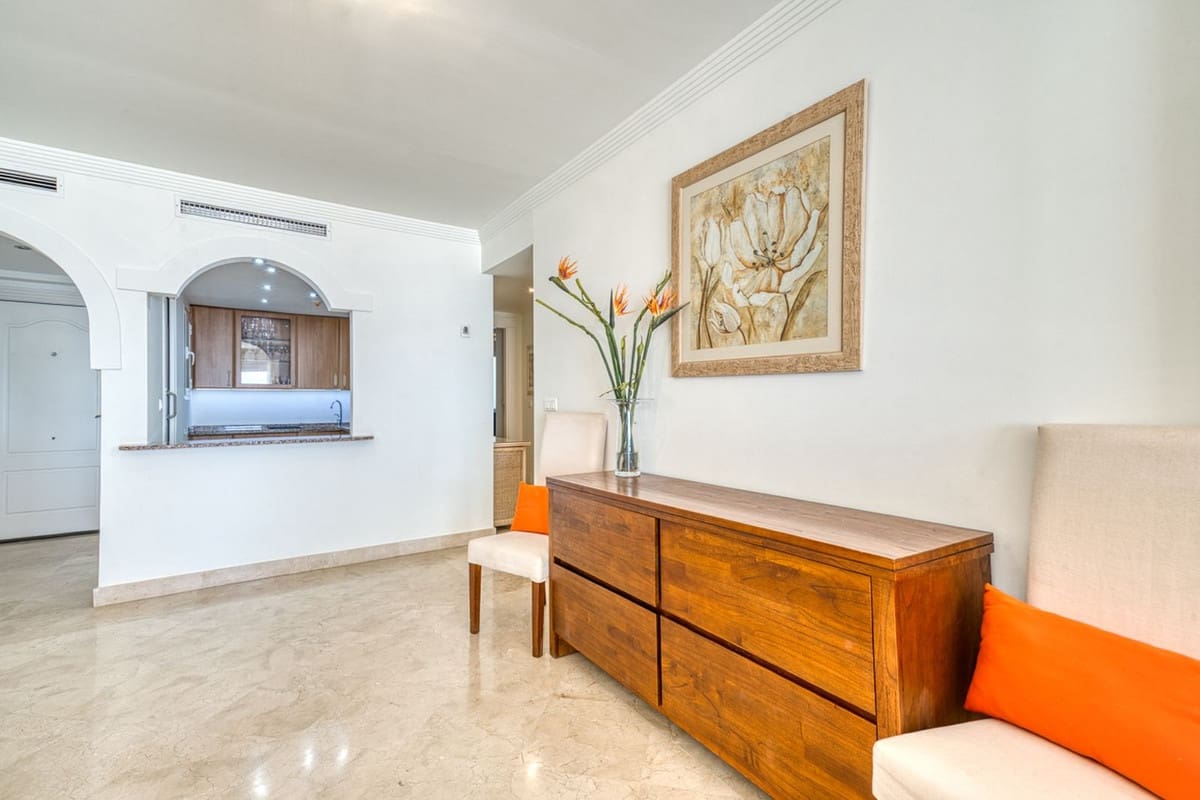 Apartamento de 2 habitaciones en Estepona en venta con piscina garaje - 559.000 € (Ref: 9914623)