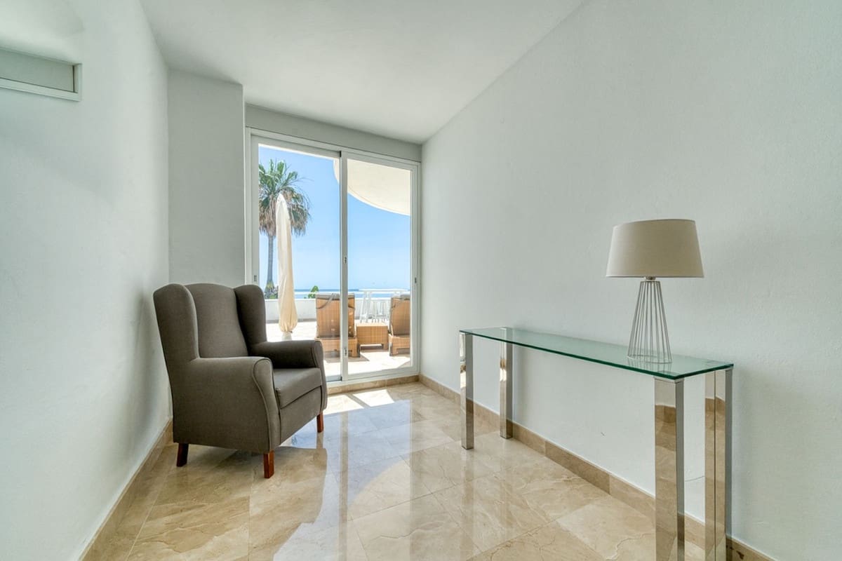 Apartamento de 2 habitaciones en Estepona en venta con piscina garaje - 559.000 € (Ref: 9914623)