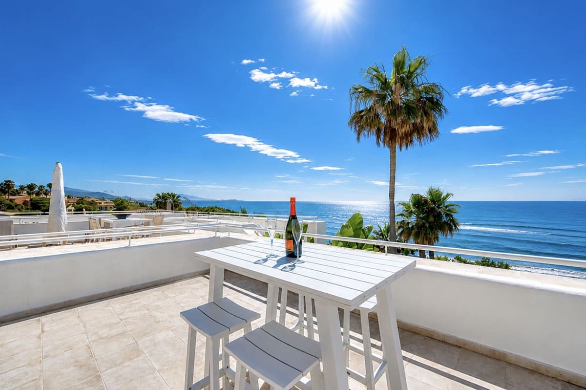 Apartamento de 2 habitaciones en Estepona en venta con piscina garaje - 559.000 € (Ref: 9914623)