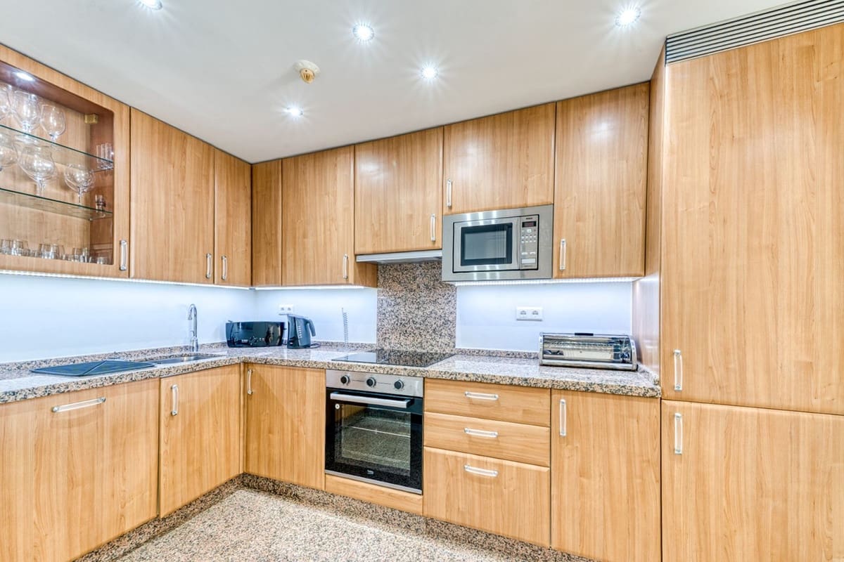 Apartamento de 2 habitaciones en Estepona en venta con piscina garaje - 559.000 € (Ref: 9914623)