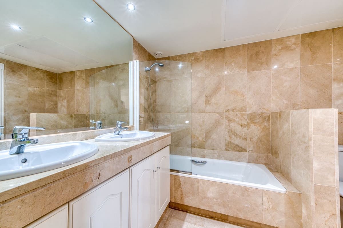 Apartamento de 2 habitaciones en Estepona en venta con piscina garaje - 559.000 € (Ref: 9914623)