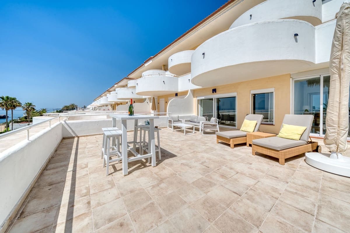 Apartamento de 2 habitaciones en Estepona en venta con piscina garaje - 559.000 € (Ref: 9914623)