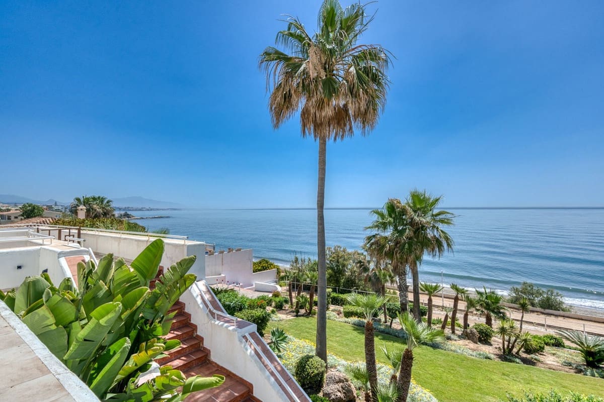 Apartamento de 2 habitaciones en Estepona en venta con piscina garaje - 559.000 € (Ref: 9914623)