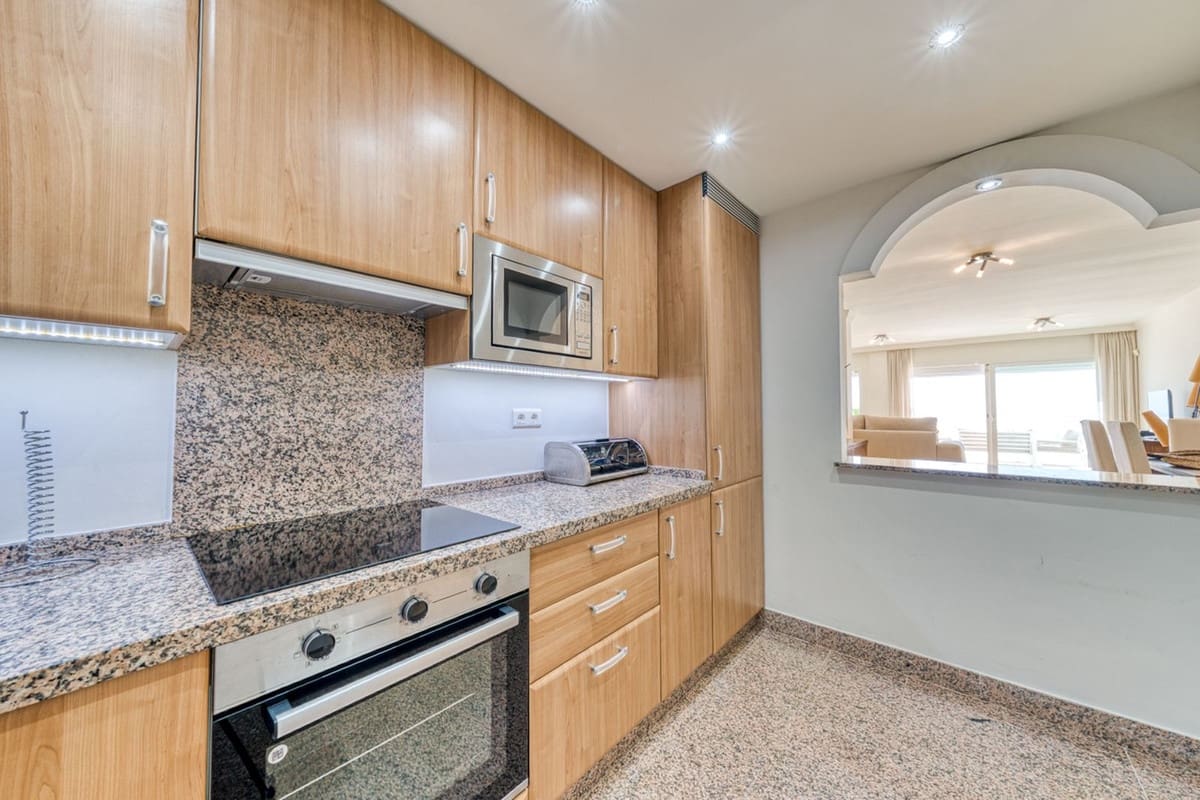 Apartamento de 2 habitaciones en Estepona en venta con piscina garaje - 559.000 € (Ref: 9914623)