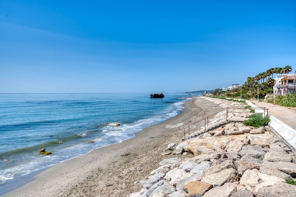 Apartamento de 2 habitaciones en Estepona en venta con piscina garaje - 559.000 € (Ref: 9914623)