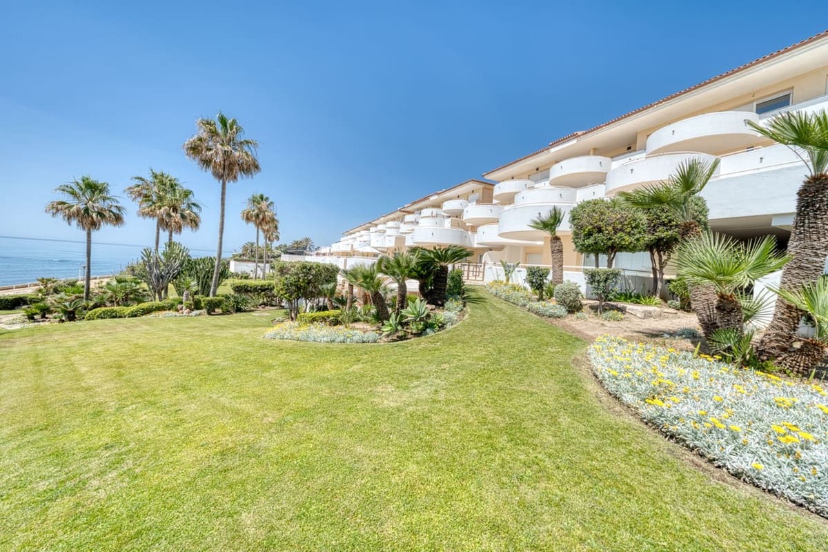 Apartamento de 2 habitaciones en Estepona en venta con piscina garaje - 559.000 € (Ref: 9914623)