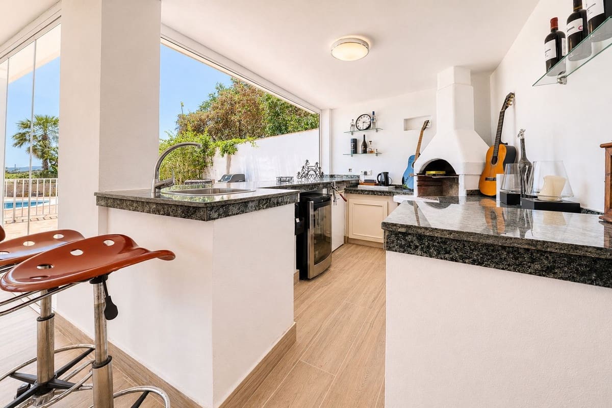 Chalet de 5 habitaciones en Manilva en venta con piscina garaje - 1.100.000 € (Ref: 9918802)