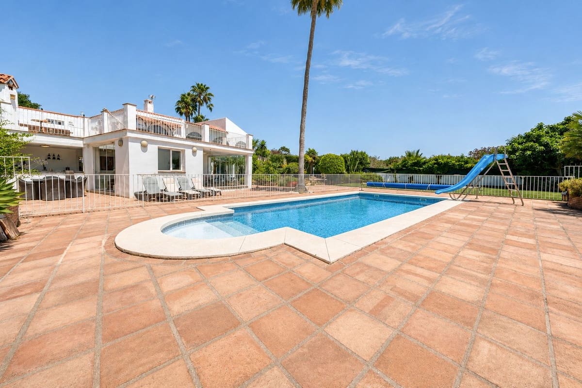 Chalet de 5 habitaciones en Manilva en venta con piscina garaje - 1.100.000 € (Ref: 9918802)