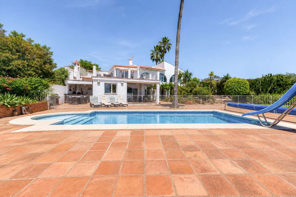 Chalet de 5 habitaciones en Manilva en venta con piscina garaje - 1.100.000 € (Ref: 9918802)