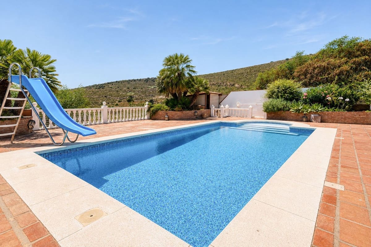 Chalet de 5 habitaciones en Manilva en venta con piscina garaje - 1.100.000 € (Ref: 9918802)