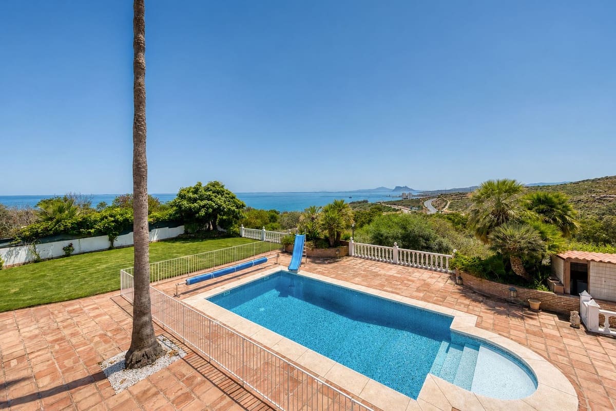 Chalet de 5 habitaciones en Manilva en venta con piscina garaje - 1.100.000 € (Ref: 9918802)