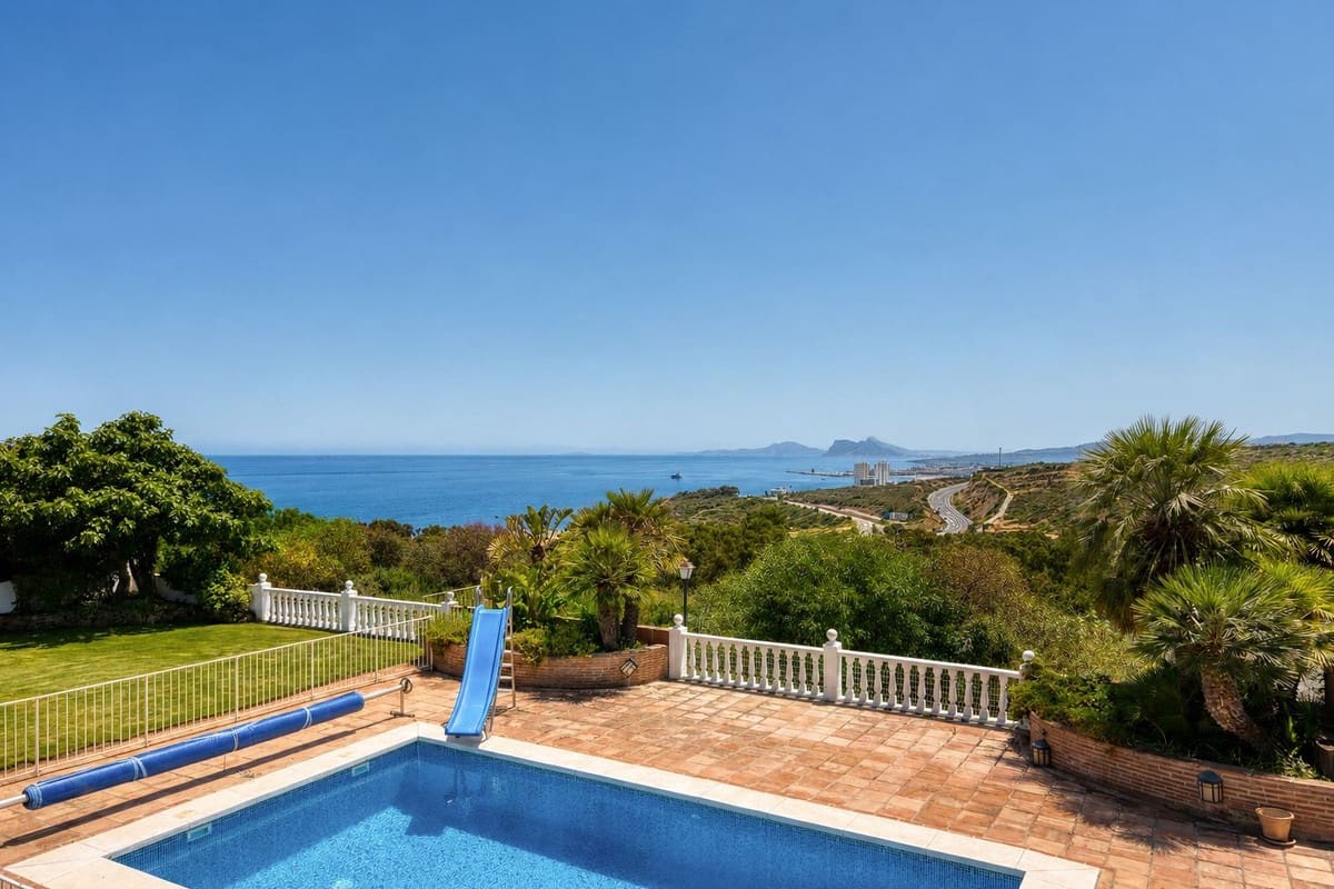 Chalet de 5 habitaciones en Manilva en venta con piscina garaje - 1.100.000 € (Ref: 9918802)