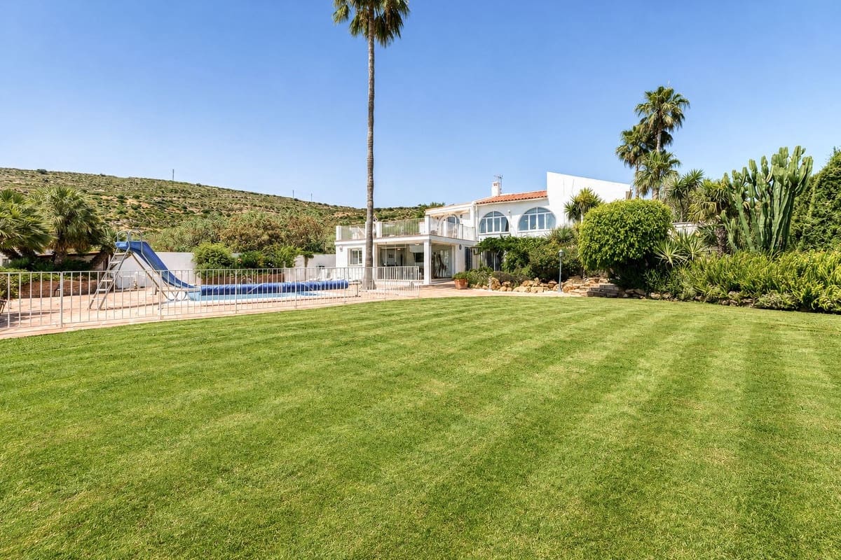 Chalet de 5 habitaciones en Manilva en venta con piscina garaje - 1.100.000 € (Ref: 9918802)