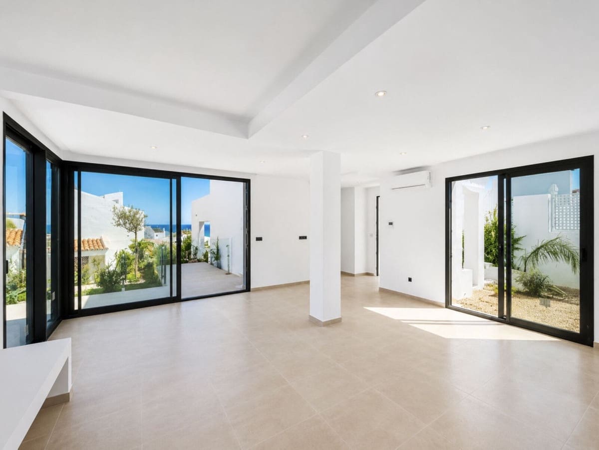 3 chambre Villa/Maison Semi-Mitoyenne à vendre à Estepona avec piscine garage - 610 000 € (Ref: 9919024)