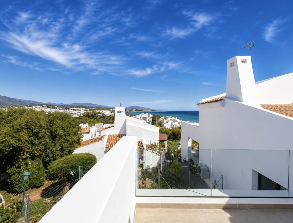 3 chambre Villa/Maison Semi-Mitoyenne à vendre à Estepona avec piscine garage - 610 000 € (Ref: 9919024)