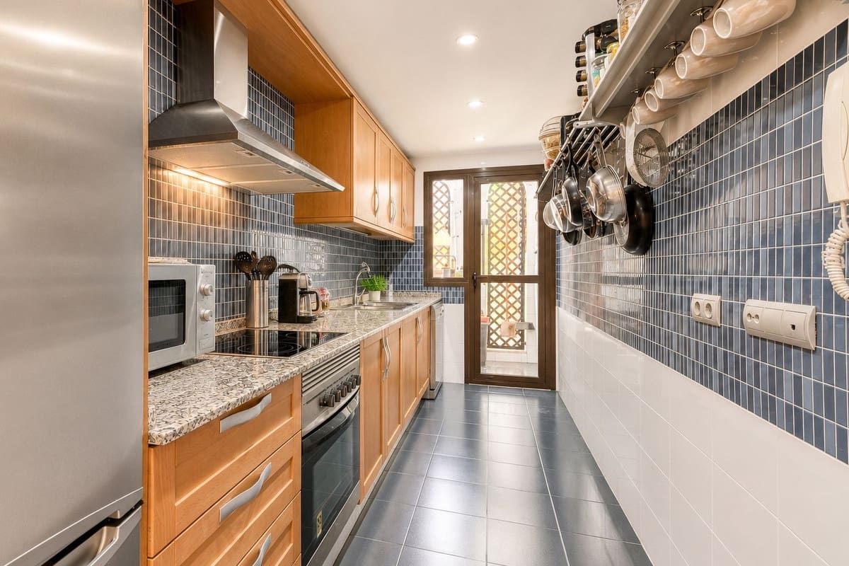 2 sypialnia Apartament na sprzedaż w Estepona z basenem garażem - 355 000 € (Ref: 9932306)