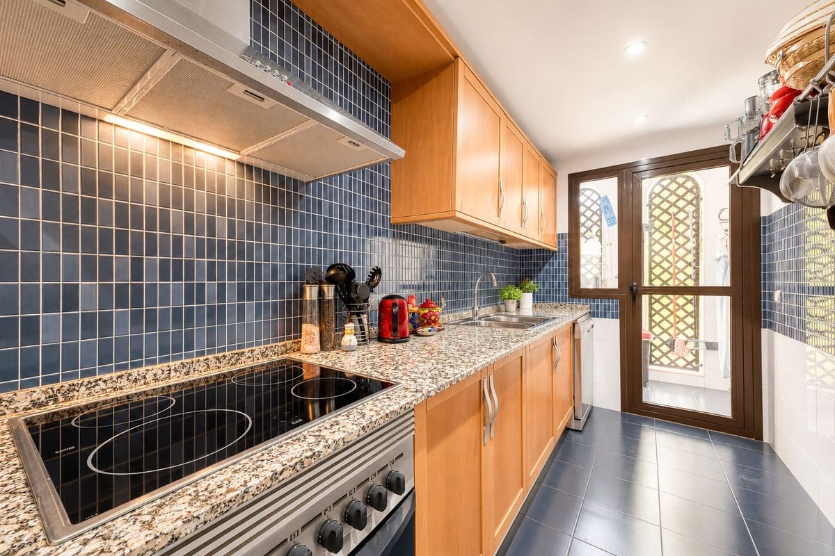2 sypialnia Apartament na sprzedaż w Estepona z basenem garażem - 355 000 € (Ref: 9932306)