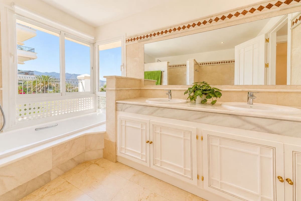 3 sypialnia Apartament na sprzedaż w La Cala Golf z basenem garażem - 750 000 € (Ref: 9932702)
