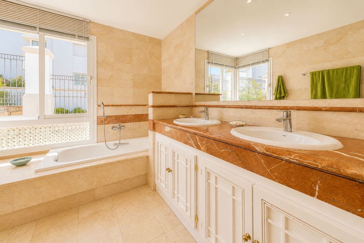 3 sypialnia Apartament na sprzedaż w La Cala Golf z basenem garażem - 750 000 € (Ref: 9932702)