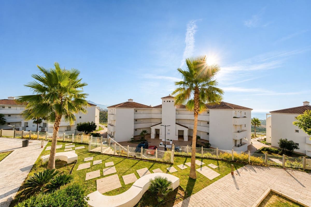 3 bedroom Apartment for sale in La Duquesa / Puerto de la Duquesa with pool - € 265,000 (Ref: 9944862)