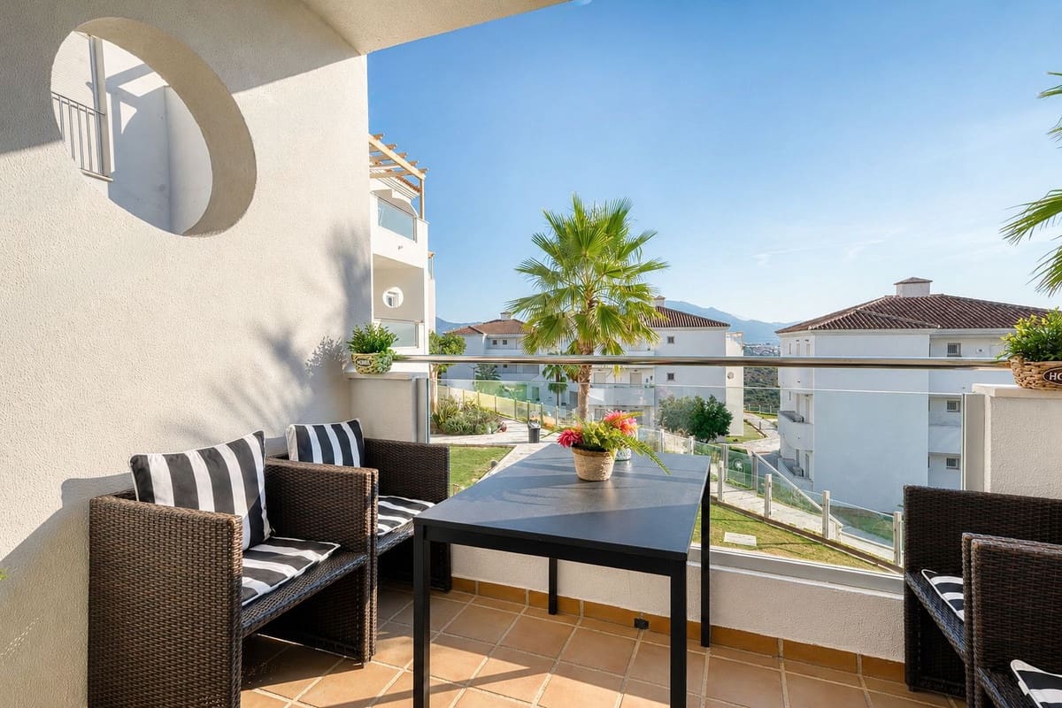 3 bedroom Apartment for sale in La Duquesa / Puerto de la Duquesa with pool - € 265,000 (Ref: 9944862)