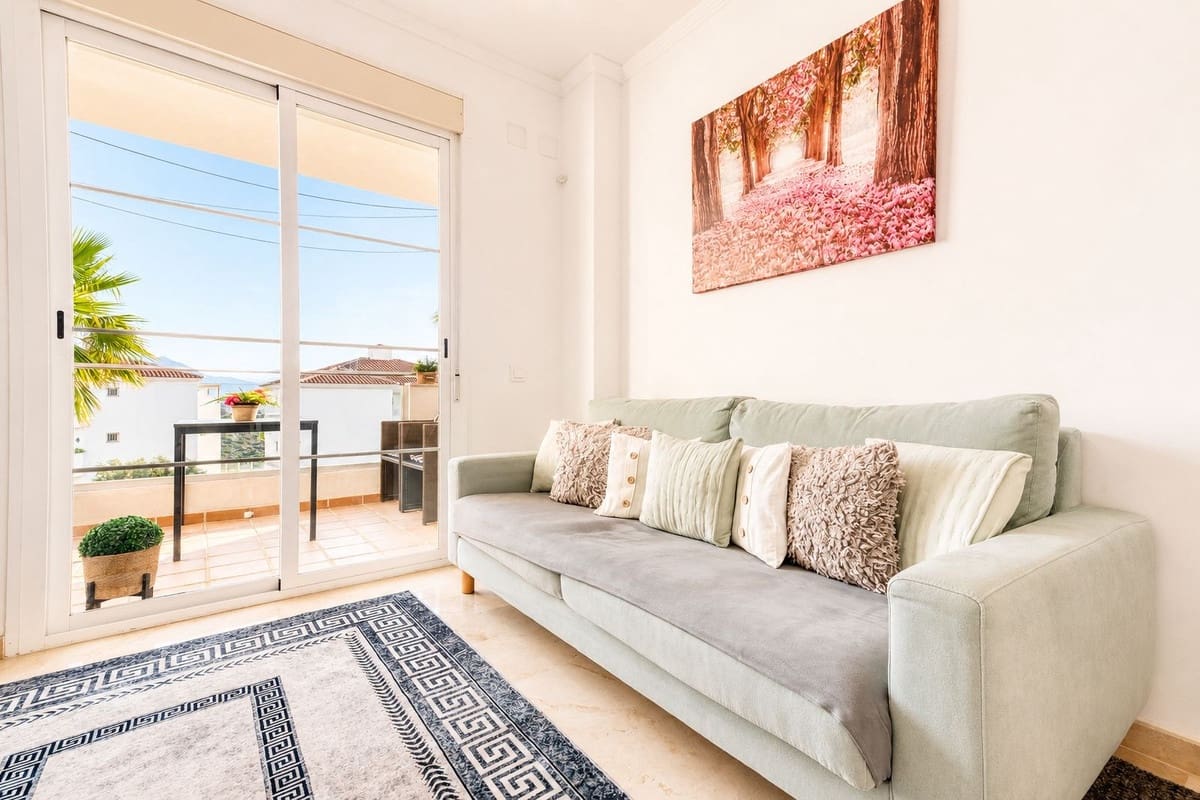 3 bedroom Apartment for sale in La Duquesa / Puerto de la Duquesa with pool - € 265,000 (Ref: 9944862)