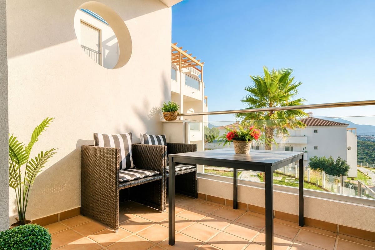 3 bedroom Apartment for sale in La Duquesa / Puerto de la Duquesa with pool - € 265,000 (Ref: 9944862)
