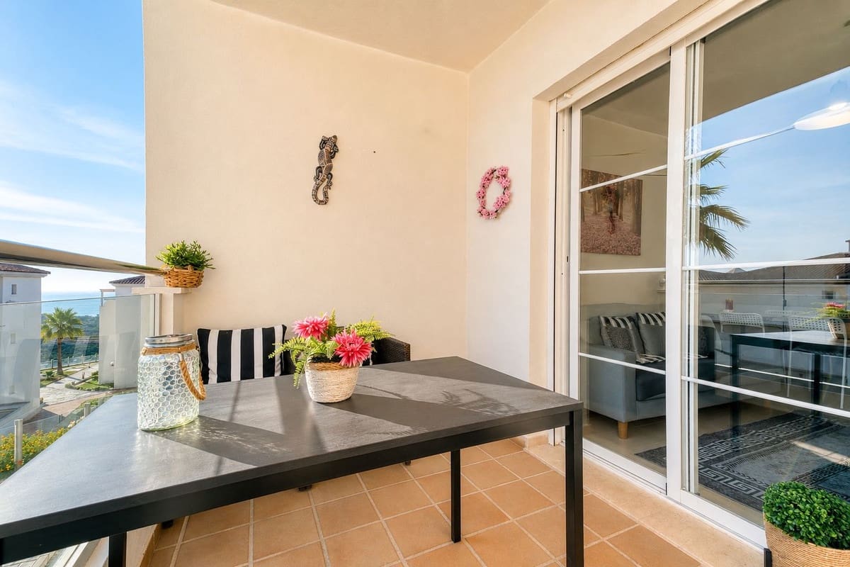 3 bedroom Apartment for sale in La Duquesa / Puerto de la Duquesa with pool - € 265,000 (Ref: 9944862)