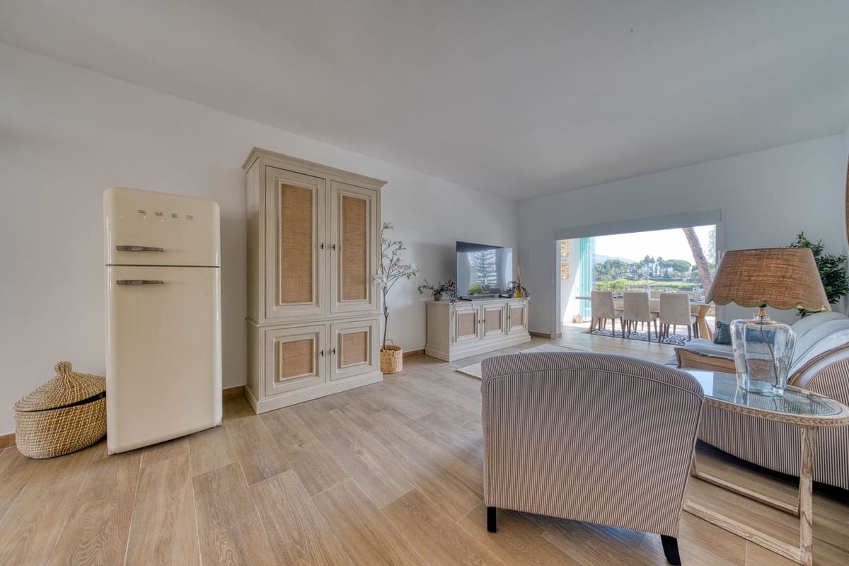 2 slaapkamer Appartement te koop in Aloha Golf met zwembad garage - € 695.000 (Ref: 9953375)