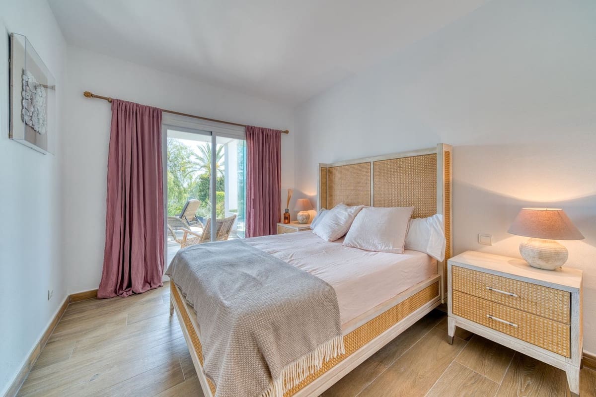2 slaapkamer Appartement te koop in Aloha Golf met zwembad garage - € 695.000 (Ref: 9953375)