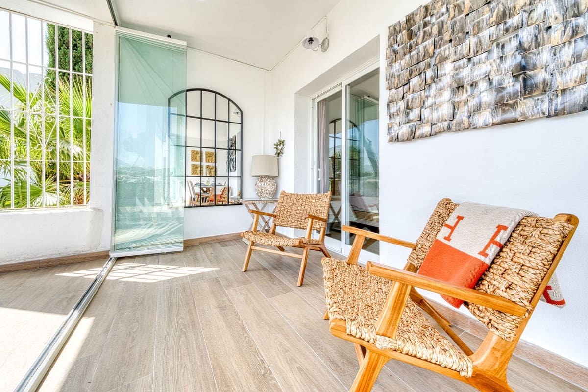 2 slaapkamer Appartement te koop in Aloha Golf met zwembad garage - € 695.000 (Ref: 9953375)