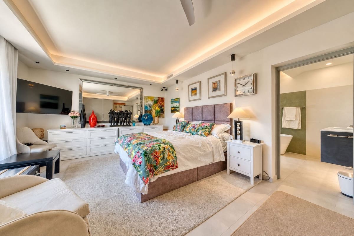 5 bedroom Villa for sale in El Madronal with pool garage - € 2,995,000 (Ref: 9969084)