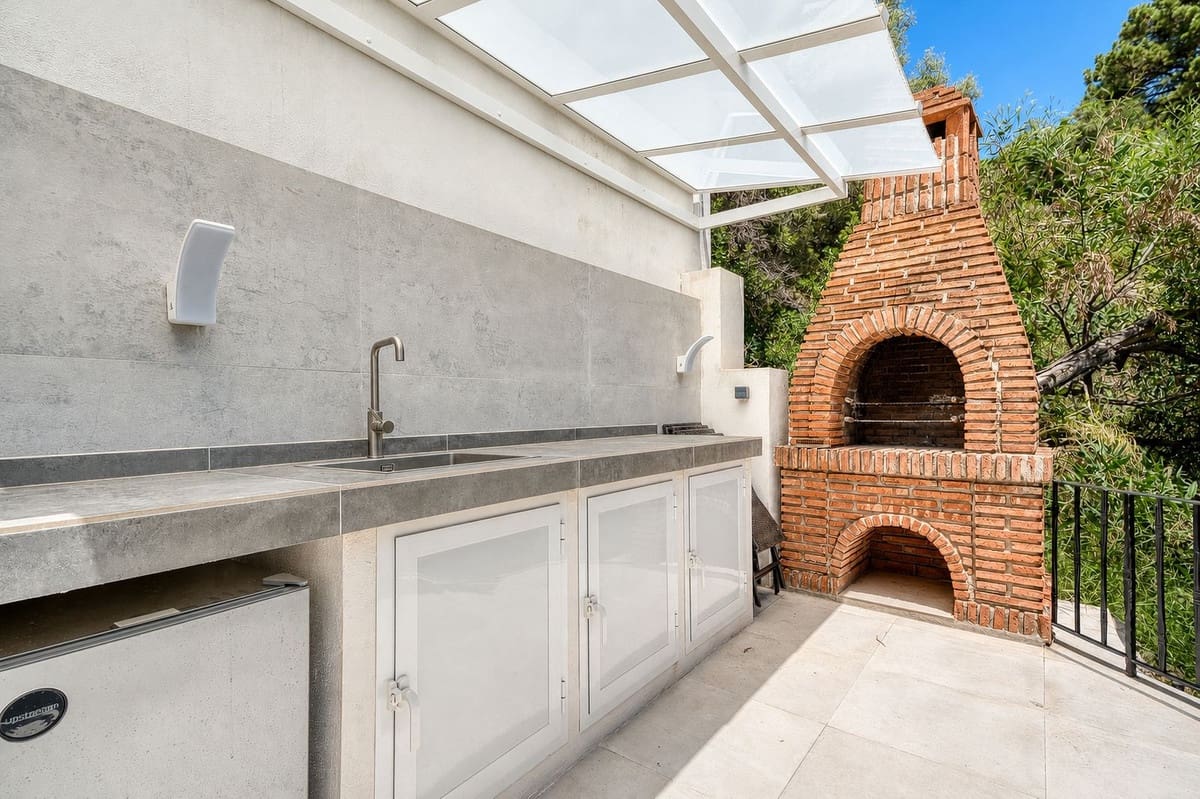 5 bedroom Villa for sale in El Madronal with pool garage - € 2,995,000 (Ref: 9969084)
