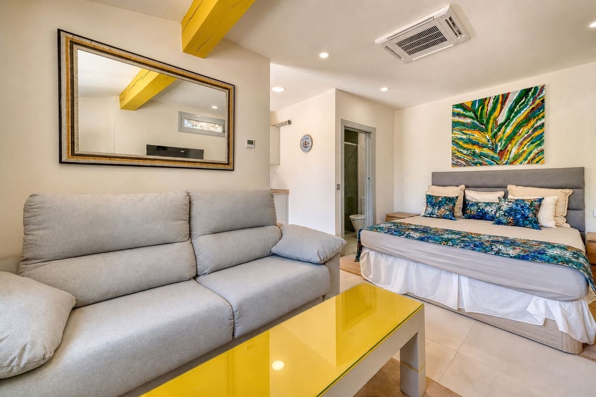 5 bedroom Villa for sale in El Madronal with pool garage - € 2,995,000 (Ref: 9969084)