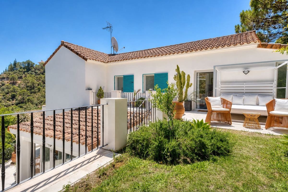 5 bedroom Villa for sale in El Madronal with pool garage - € 2,995,000 (Ref: 9969084)