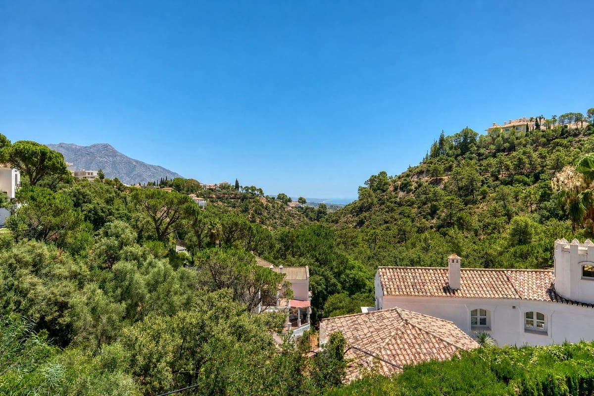 5 bedroom Villa for sale in El Madronal with pool garage - € 2,995,000 (Ref: 9969084)