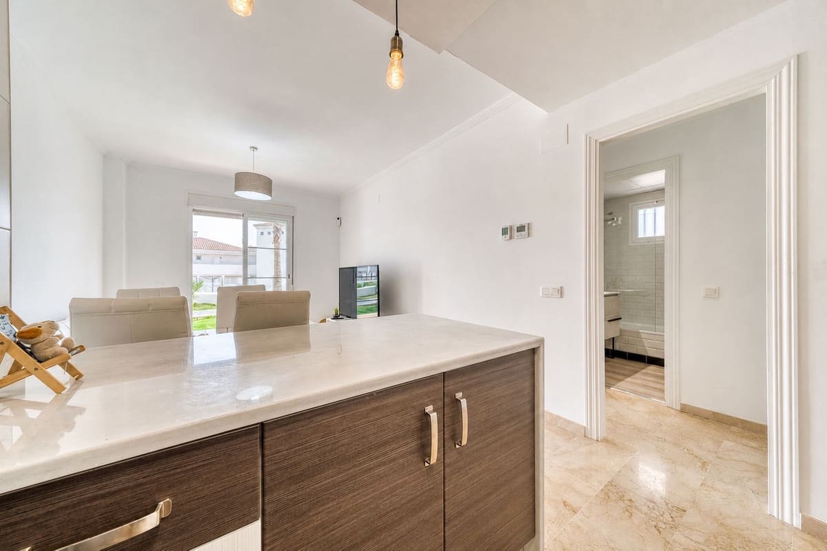 2 bedroom Apartment for sale in La Duquesa / Puerto de la Duquesa with pool garage - € 230,000 (Ref: 9981513)