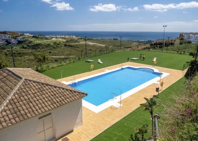 Apartamento de 2 habitaciones en La Duquesa / Puerto de la Duquesa, Manilva en venta con piscina garaje - 230.000 € (Ref: 9981513)