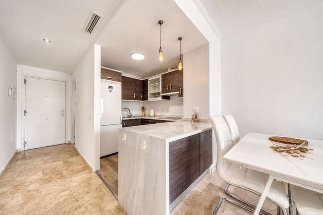 Apartamento de 2 habitaciones en La Duquesa / Puerto de la Duquesa, Manilva en venta con piscina garaje - 230.000 € (Ref: 9981513)