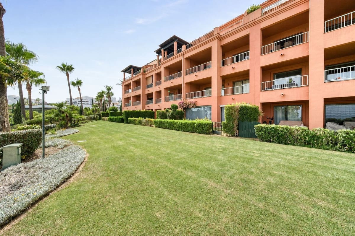 2 slaapkamer Appartement te koop in Los Flamingos met zwembad garage - € 599.000 (Ref: 9985846)