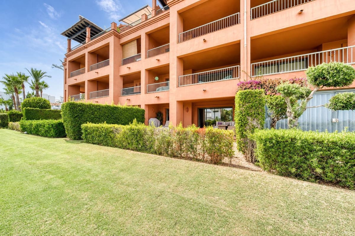 2 slaapkamer Appartement te koop in Los Flamingos met zwembad garage - € 599.000 (Ref: 9985846)
