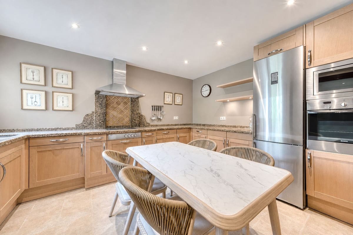 2 sovrum Lägenhet till salu i Estepona med pool garage - 2 485 000 € (Ref: 9985913)
