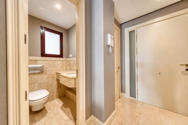 Apartamento de 2 habitaciones en Cancelada, Estepona en venta con piscina garaje - 2.485.000 € (Ref: 9985913)