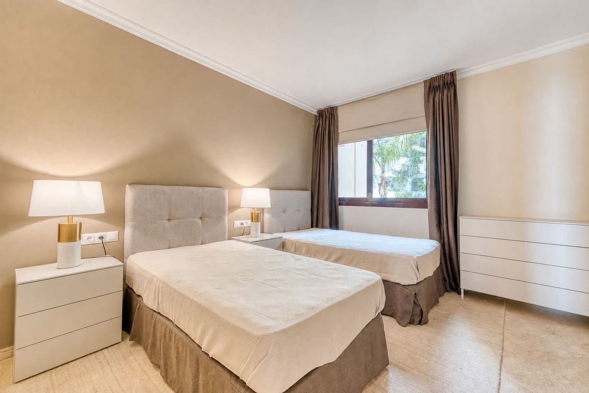 2 sovrum Lägenhet till salu i Estepona med pool garage - 2 485 000 € (Ref: 9985913)
