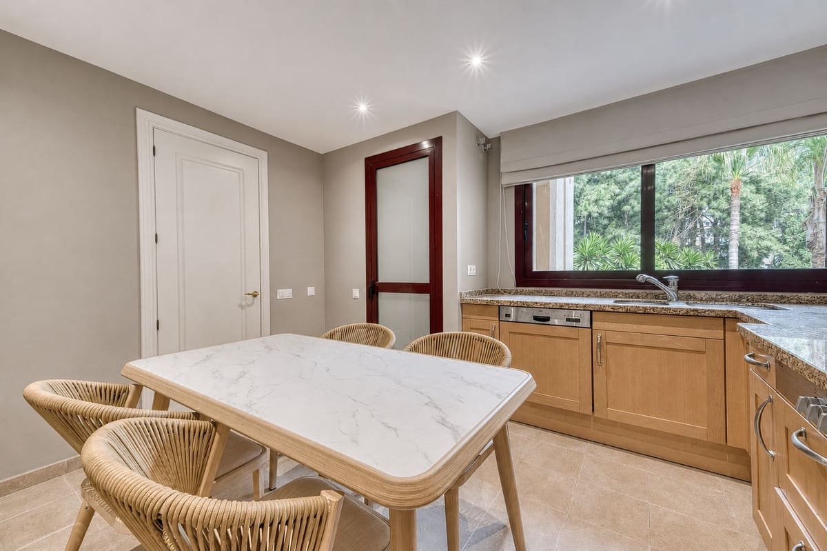 2 sovrum Lägenhet till salu i Estepona med pool garage - 2 485 000 € (Ref: 9985913)