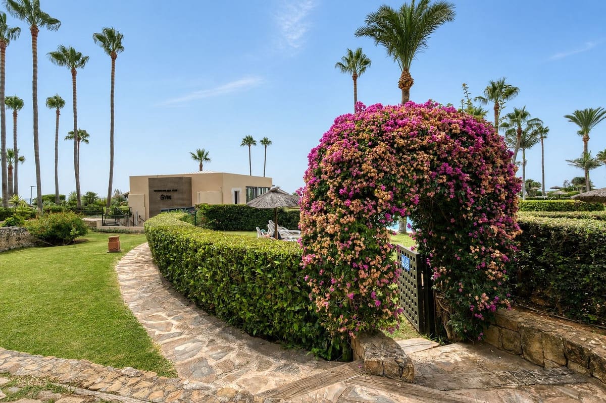 2 sovrum Lägenhet till salu i Estepona med pool garage - 2 485 000 € (Ref: 9985913)