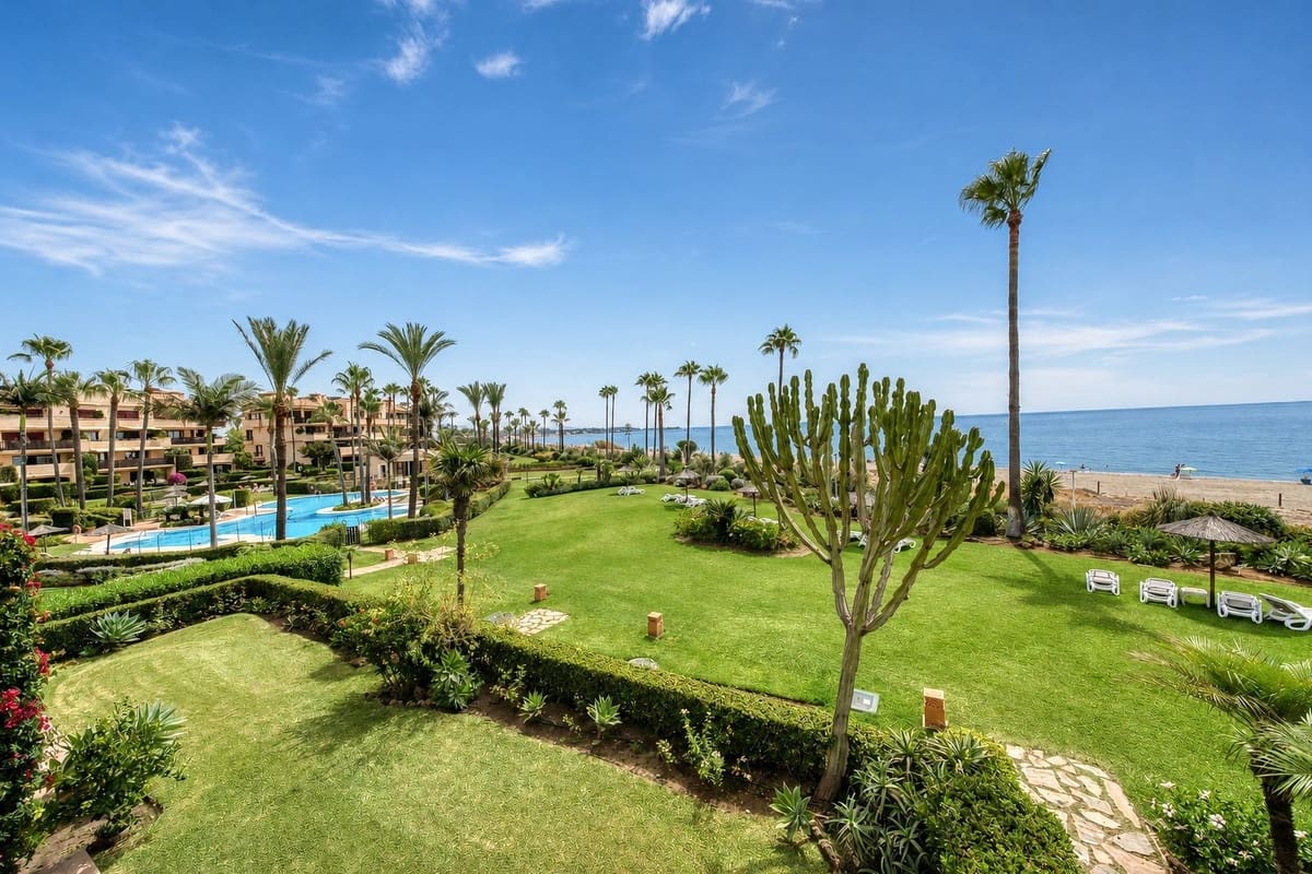 2 sovrum Lägenhet till salu i Estepona med pool garage - 2 485 000 € (Ref: 9985913)