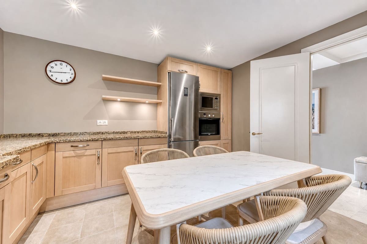 2 sovrum Lägenhet till salu i Estepona med pool garage - 2 485 000 € (Ref: 9985913)