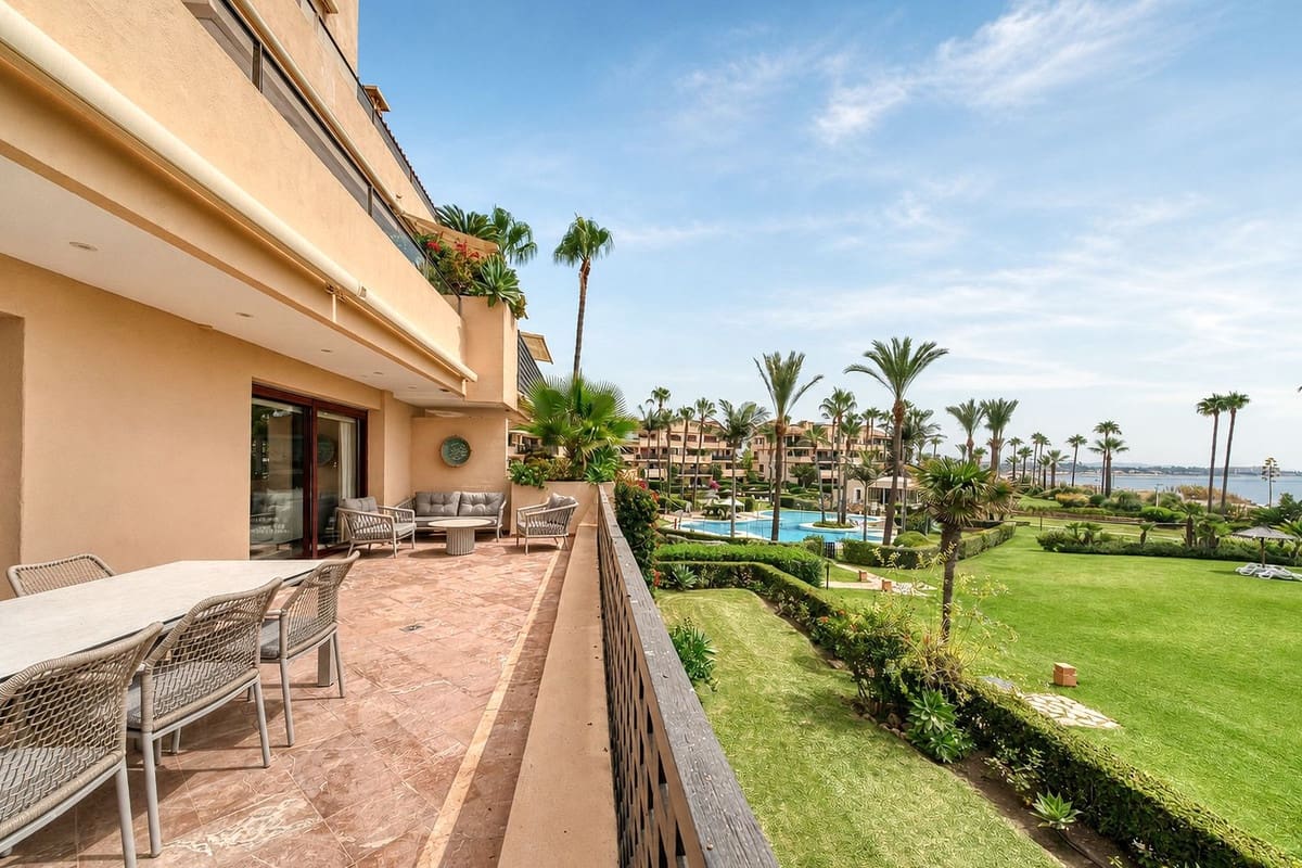 2 sovrum Lägenhet till salu i Estepona med pool garage - 2 485 000 € (Ref: 9985913)